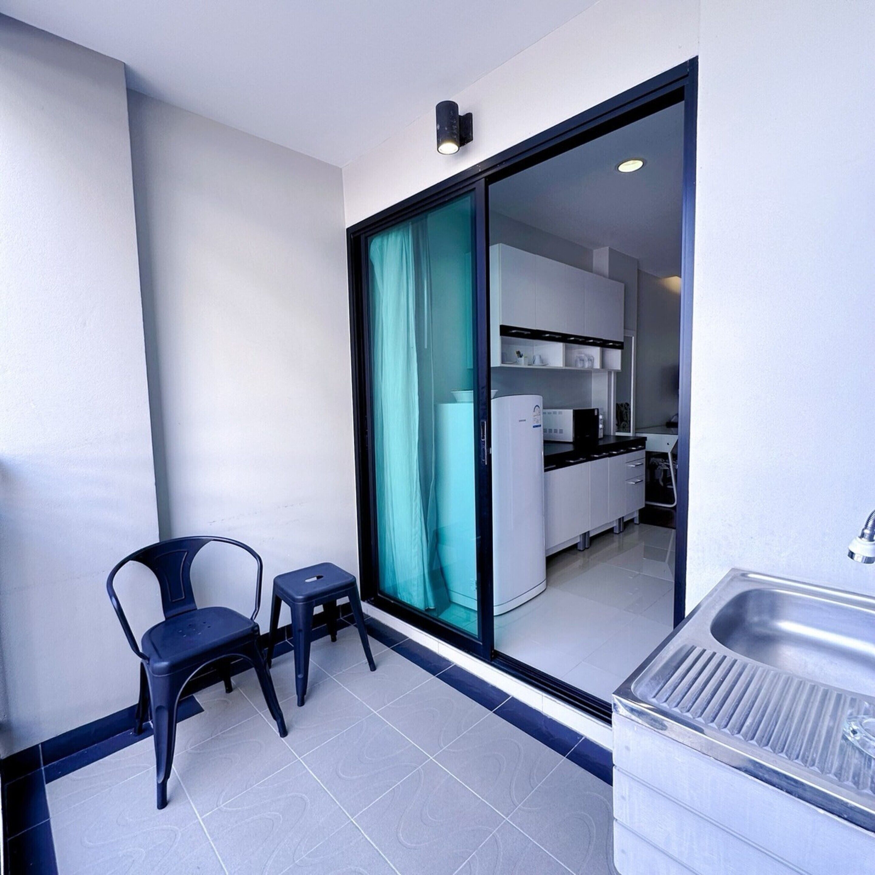 1 bedroom, premium bedding, free minibar items, desk