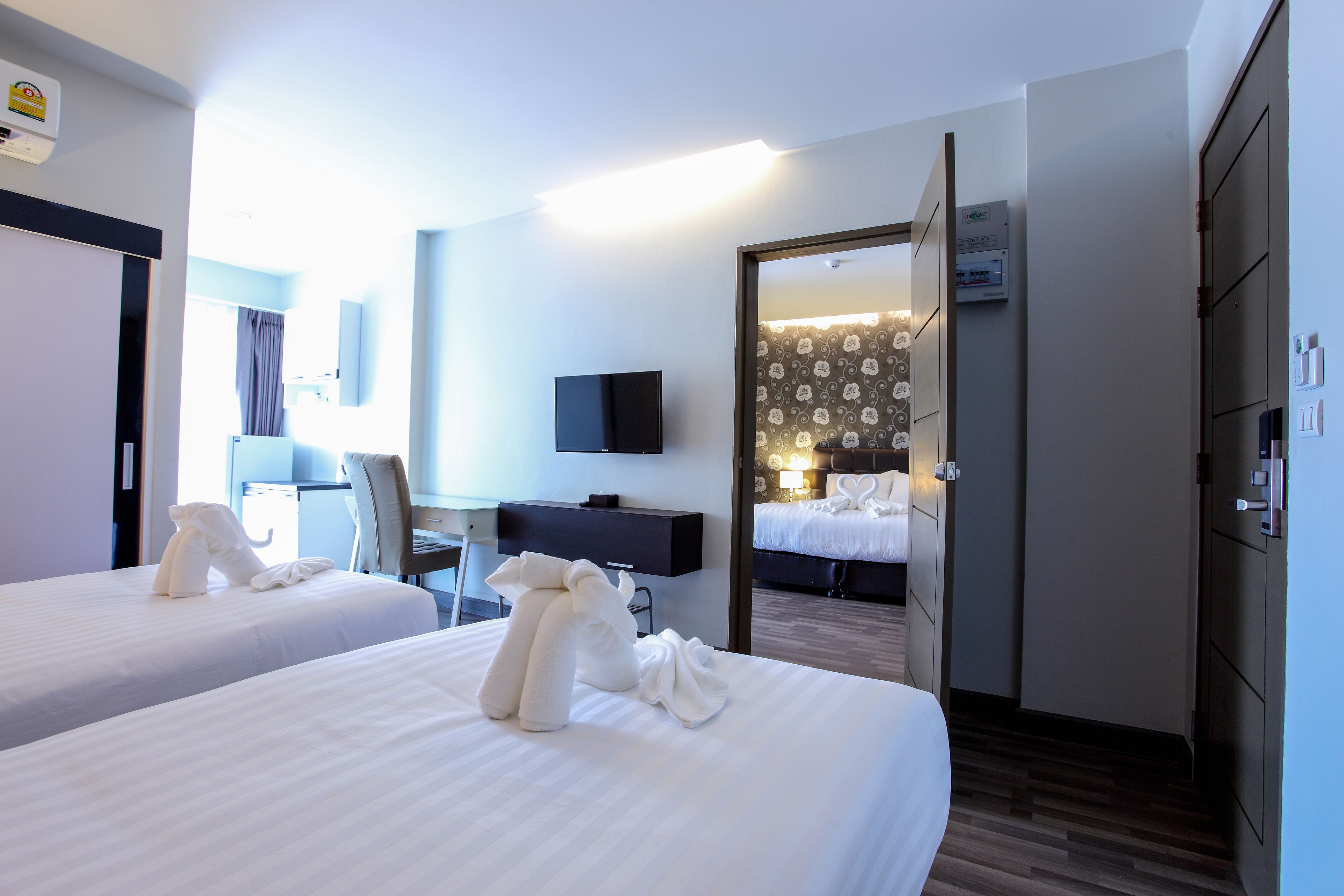 superior room, 1 king bed | room amenity