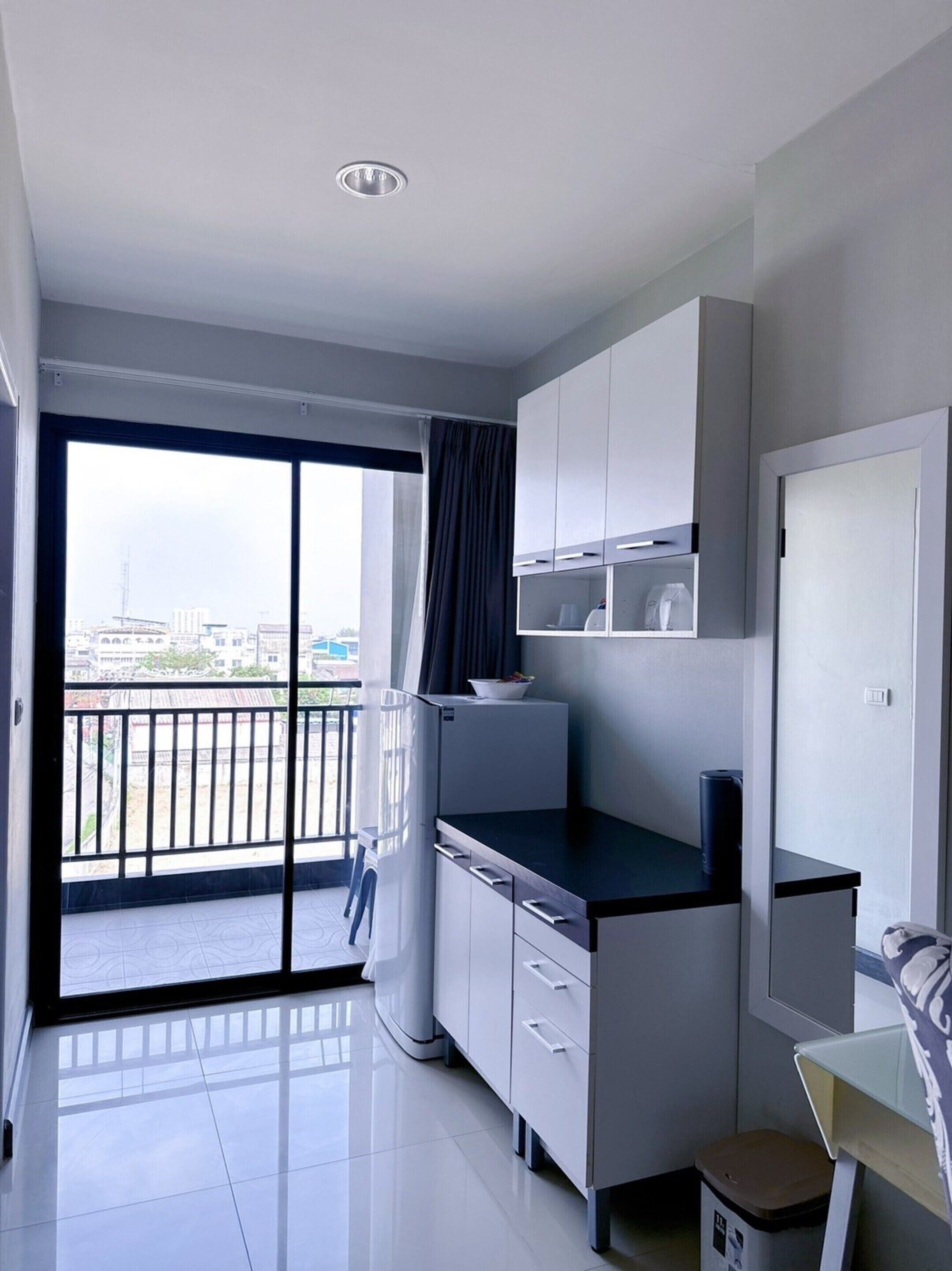 1 bedroom, premium bedding, free minibar items, desk