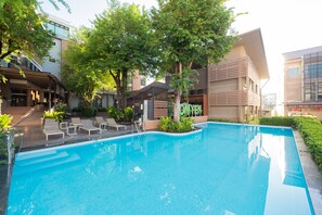 Piscina a l'aire lliure (horari: 08:00-20:00) i gandules