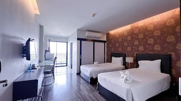 Superior Room Twin Bed | Seprai premium, isi minibar gratis, dan meja kerja