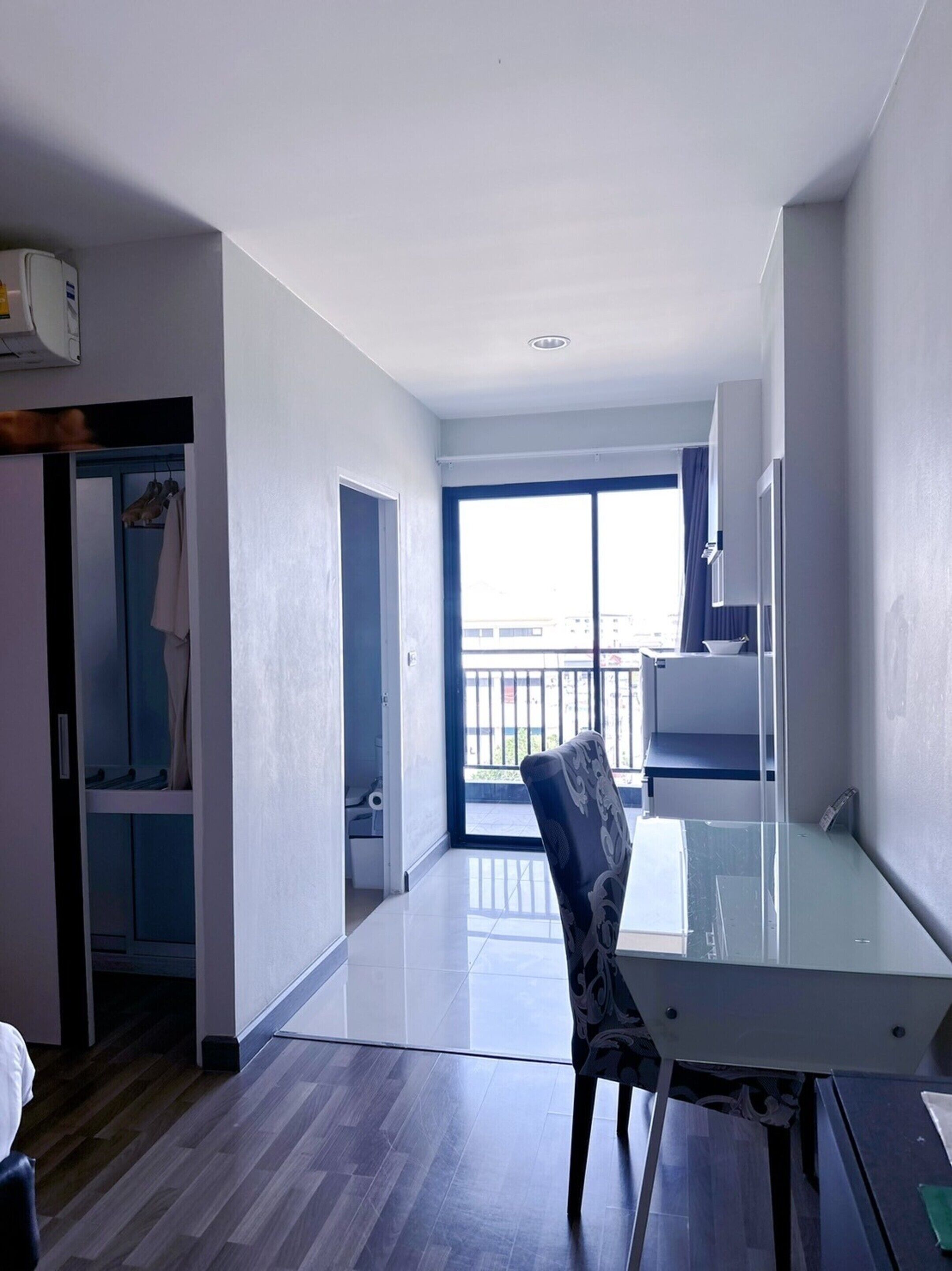 1 bedroom, premium bedding, free minibar items, desk