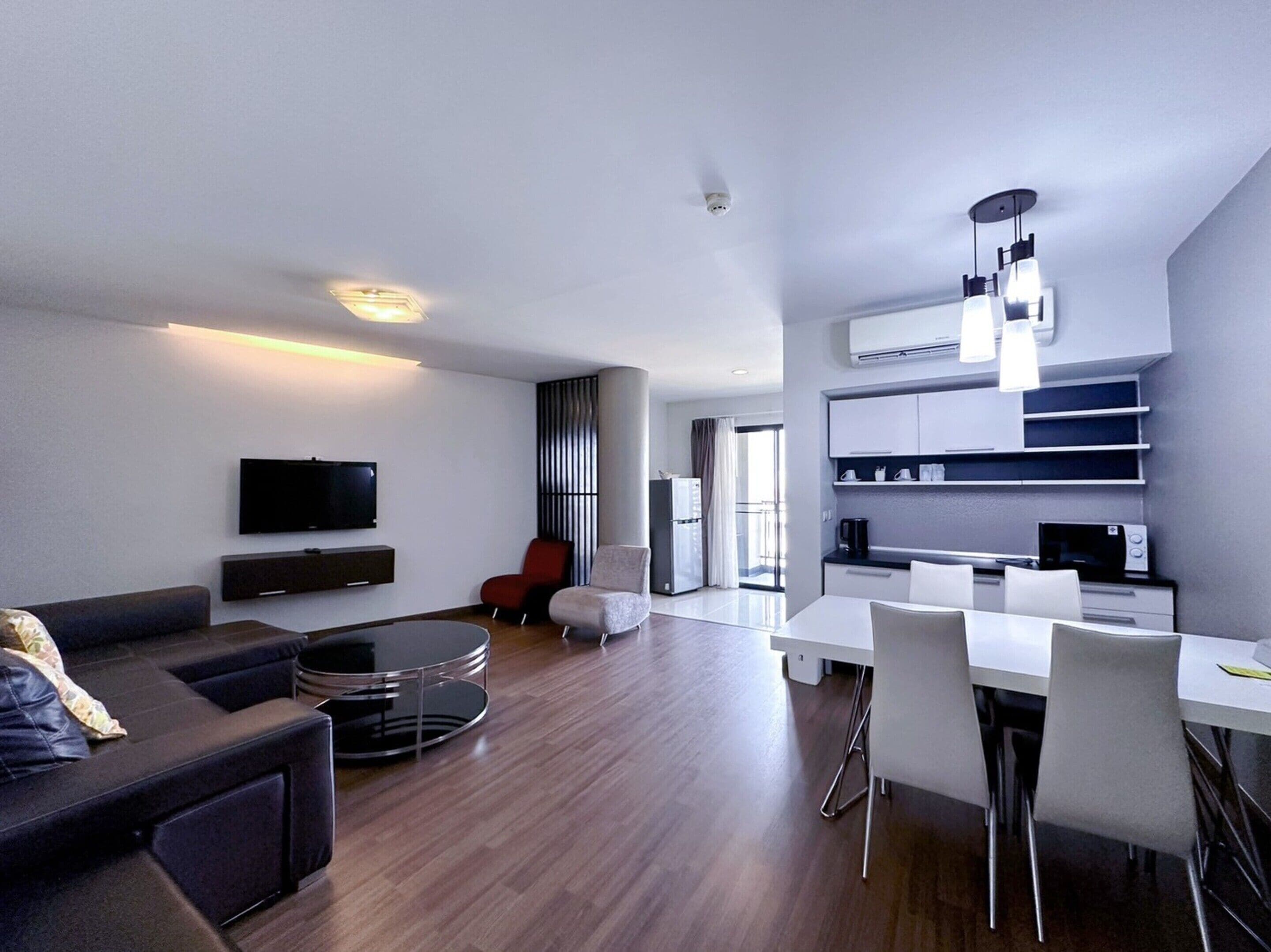 Exclusive Suite | 起居区 | 40-英寸纯平电视 （配备有线频道）、电视