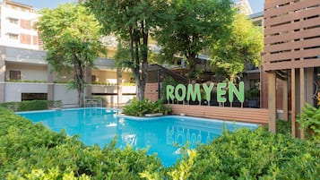 Alberca al aire libre, acceso de 08:00 a 20:00, y camastros