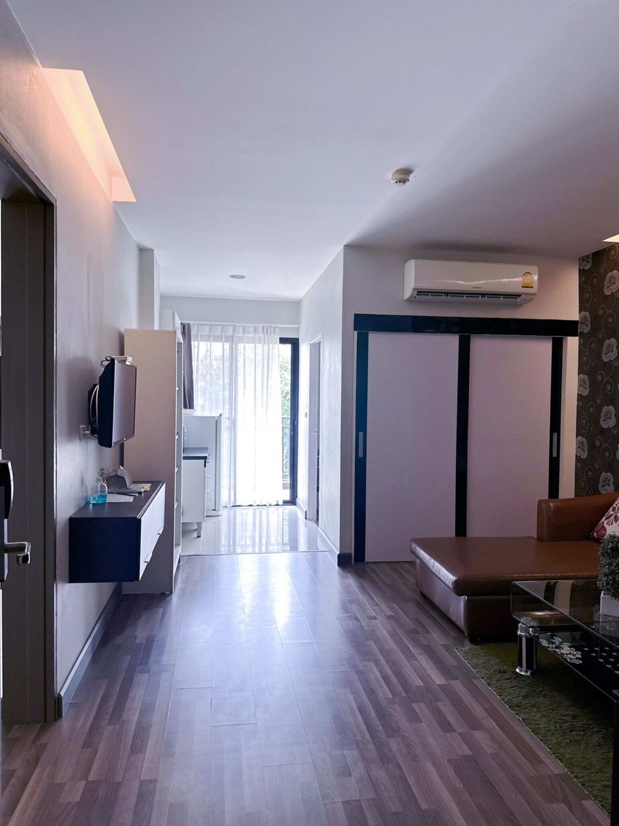 junior suite | living room | 40-inch flat-screen tv with cable channels, tv