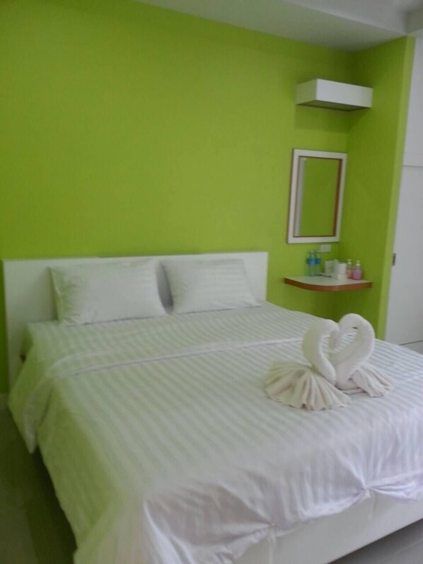 Premium bedding, minibar, blackout curtains, free WiFi