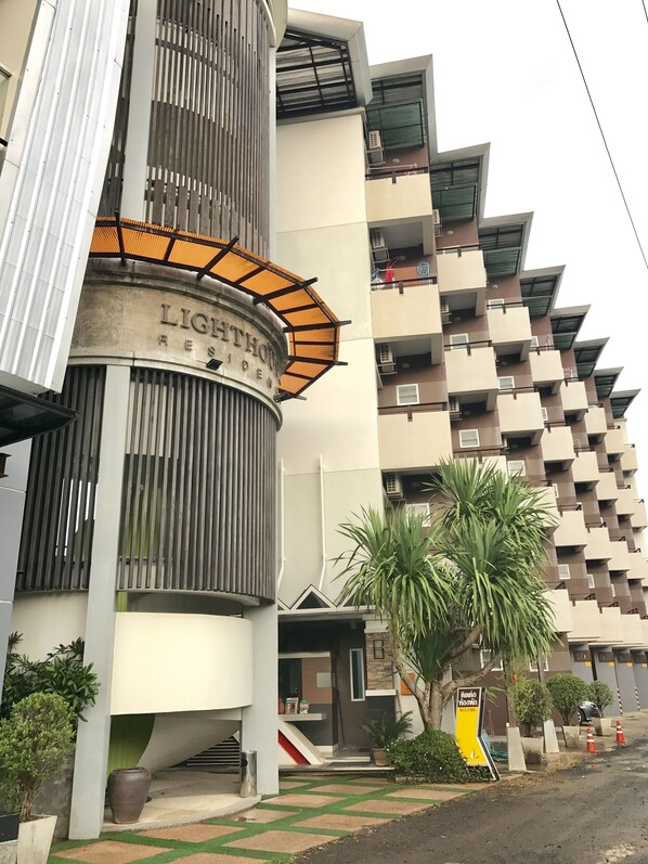 المنشأة من الخارج