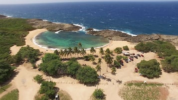 Playa en los alrededores, camastros y toallas de playa