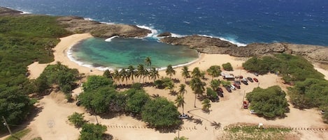 Una spiaggia nelle vicinanze, lettini da mare, teli da spiaggia