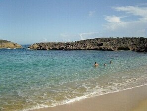 Nära stranden, solstolar och strandhanddukar