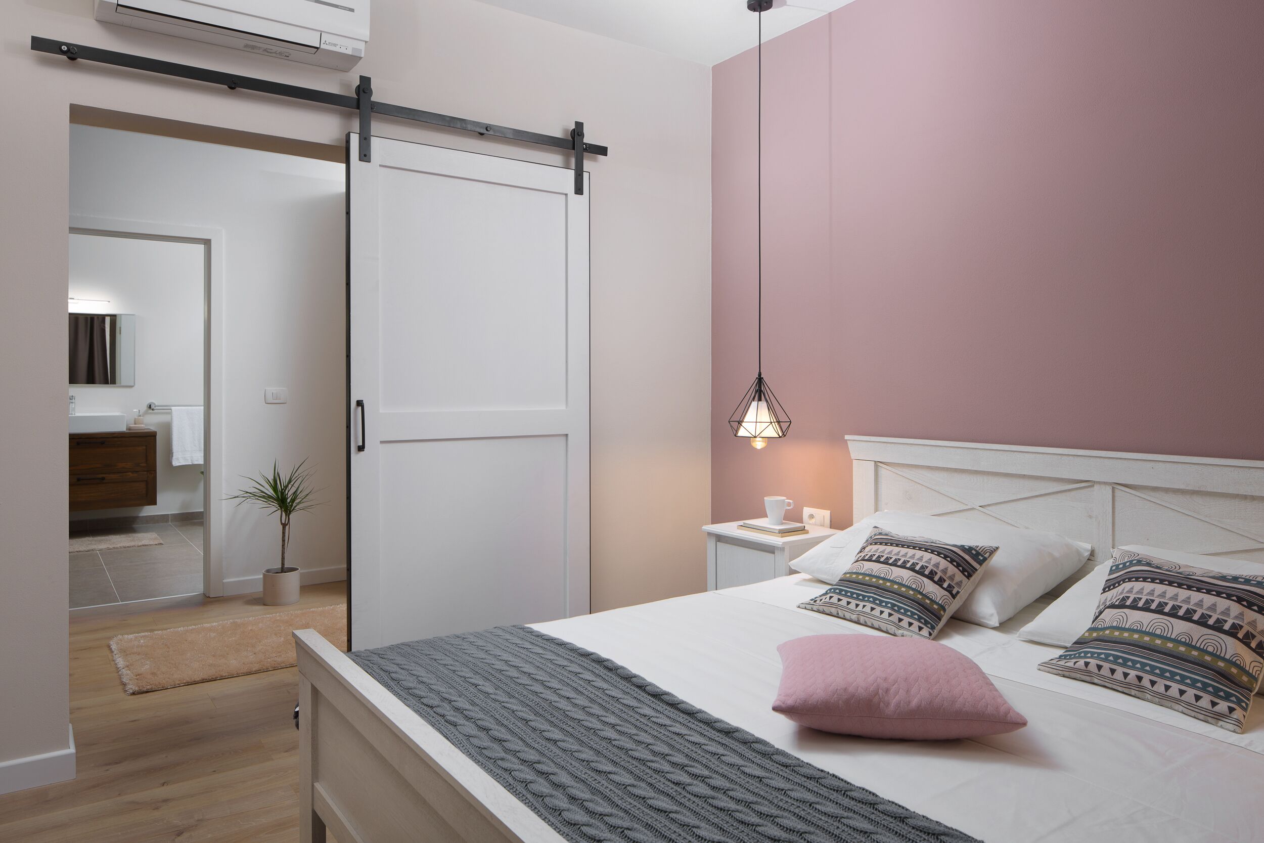 3 chambres, bureau, fer et planche à repasser, lit parapluie