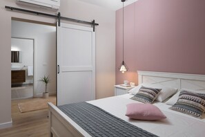 3 bedrooms, desk, iron/ironing board, travel crib