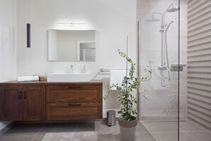 Douche, sèche-cheveux, serviettes fournies, savon