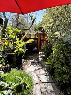 Property grounds - Mama Dux - A Sumptuous Urban Sanctuary (Santa Barbara)