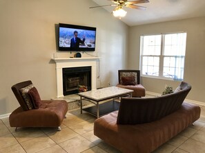 Televisión, chimenea, Netflix y juguetes 