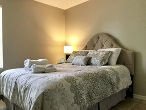 3 bedrooms, iron/ironing board, free WiFi, bed sheets - Clean & Comfortable 3beds/2baths) single Home (North Charleston)
