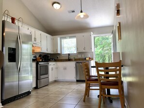 Microondas, lavavajillas, cafetera y tetera y utensilios de cocina 