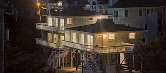 Semi-Oceanfront Beach Cottage I. Access across street to shops and restaurants