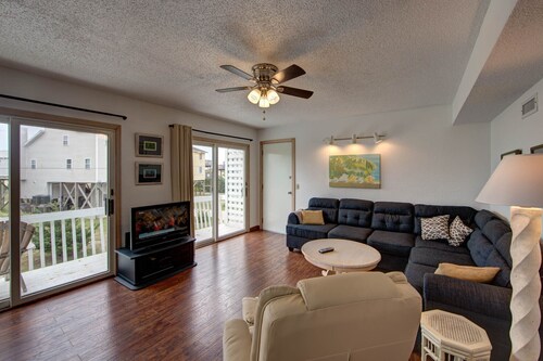 Semi-Oceanfront Beach Cottage I. Access across street to shops and restaurants