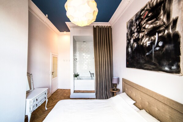 2 bedrooms, iron/ironing board, free WiFi, bed sheets