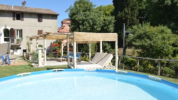 Una piscina al aire libre, una piscina climatizada