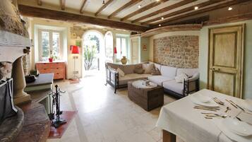 Een smart-tv, een open haard en een stereo