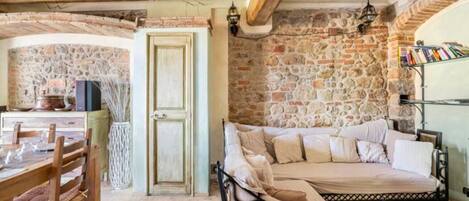 Een smart-tv, een open haard en een stereo