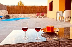 Outdoor pool, a heated pool - VILLA WITH PRIVATE POOL, OUTDOOR COVERED SEATING AREA & BBQ. (Corralejo)