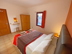 2 slaapkamers, een strijkplank/strijkijzer, gratis wifi, beddengoed