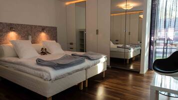 6 bedrooms, desk, iron/ironing board, travel cot