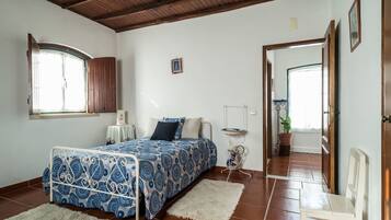 3 bedrooms, desk, iron/ironing board, free WiFi