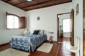 3 bedrooms, desk, iron/ironing board, free WiFi