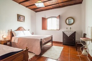 3 bedrooms, desk, iron/ironing board, free WiFi