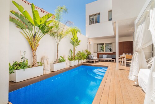 LUXUSVILLA MIT PRIVATEM POOL UND FILMRAUM