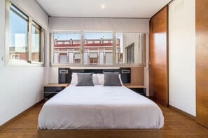 3 bedrooms, iron/ironing board, travel crib, free WiFi - Luxury Villa in Valencia with private pool and cinema roomBig house (Burjassot)