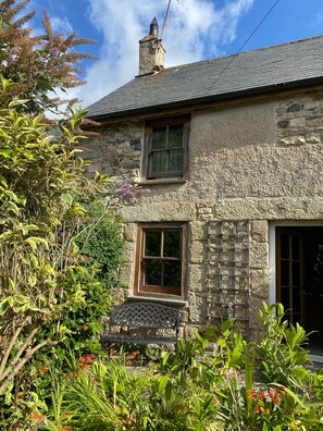 Exterior - Delightful 300 year old cottage in quiet country lane (Crowlas)