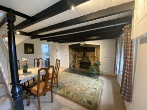 2 bedrooms, iron/ironing board, free WiFi, bed sheets - Delightful 300 year old cottage in quiet country lane (Crowlas)