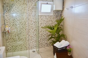 Gratis toiletartikelen, een haardroger, handdoeken