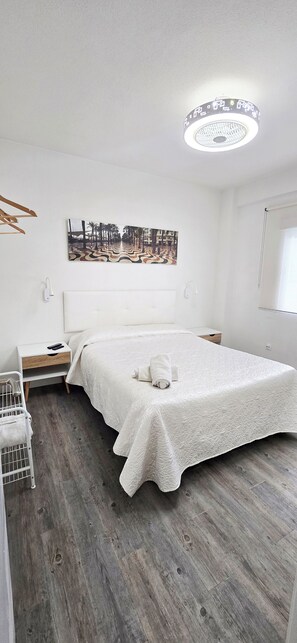 3 slaapkamers, een strijkplank/strijkijzer, gratis wifi, beddengoed