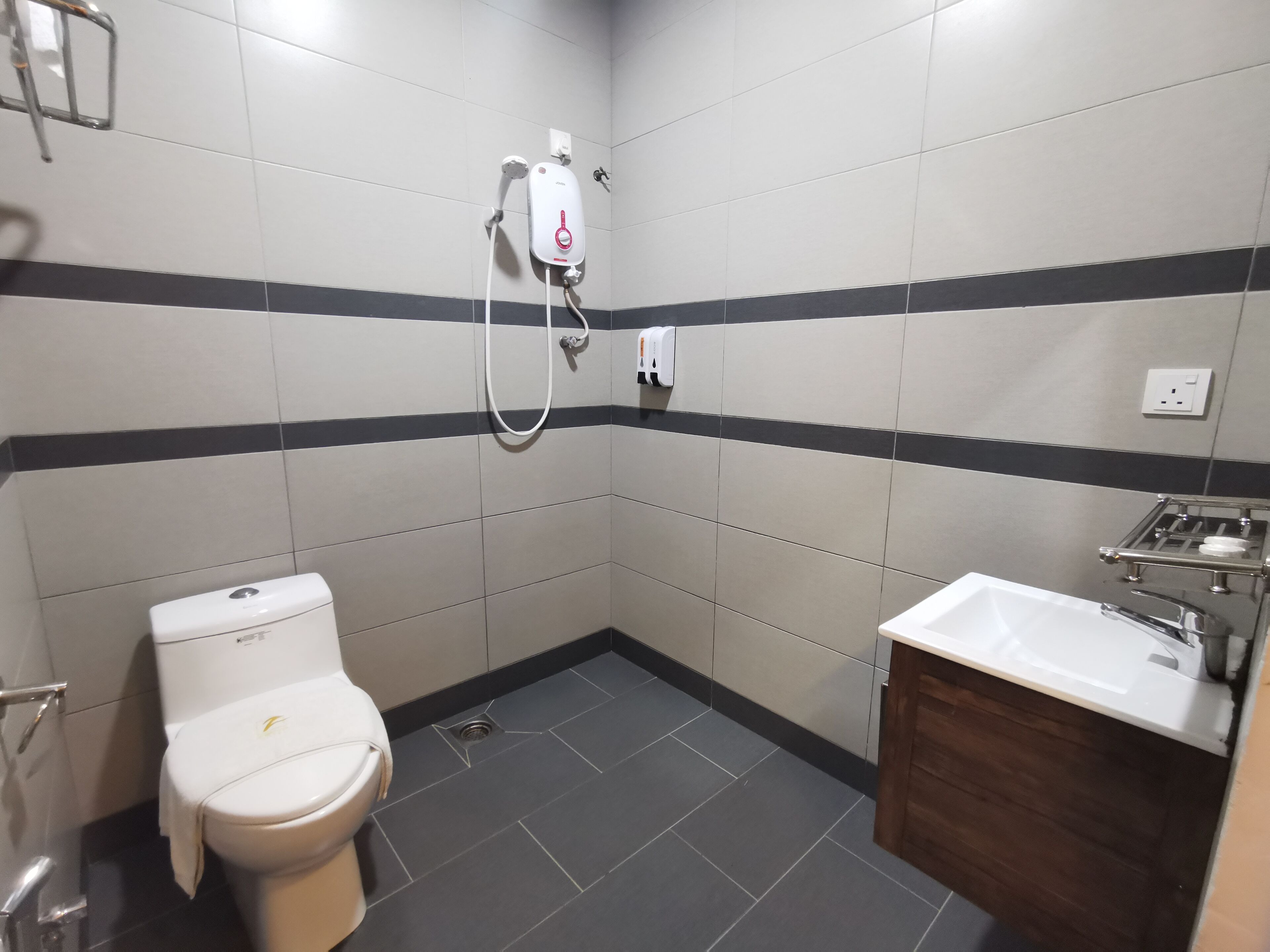 standard double room | bathroom | shower, rainfall showerhead, free toiletries, hair dryer