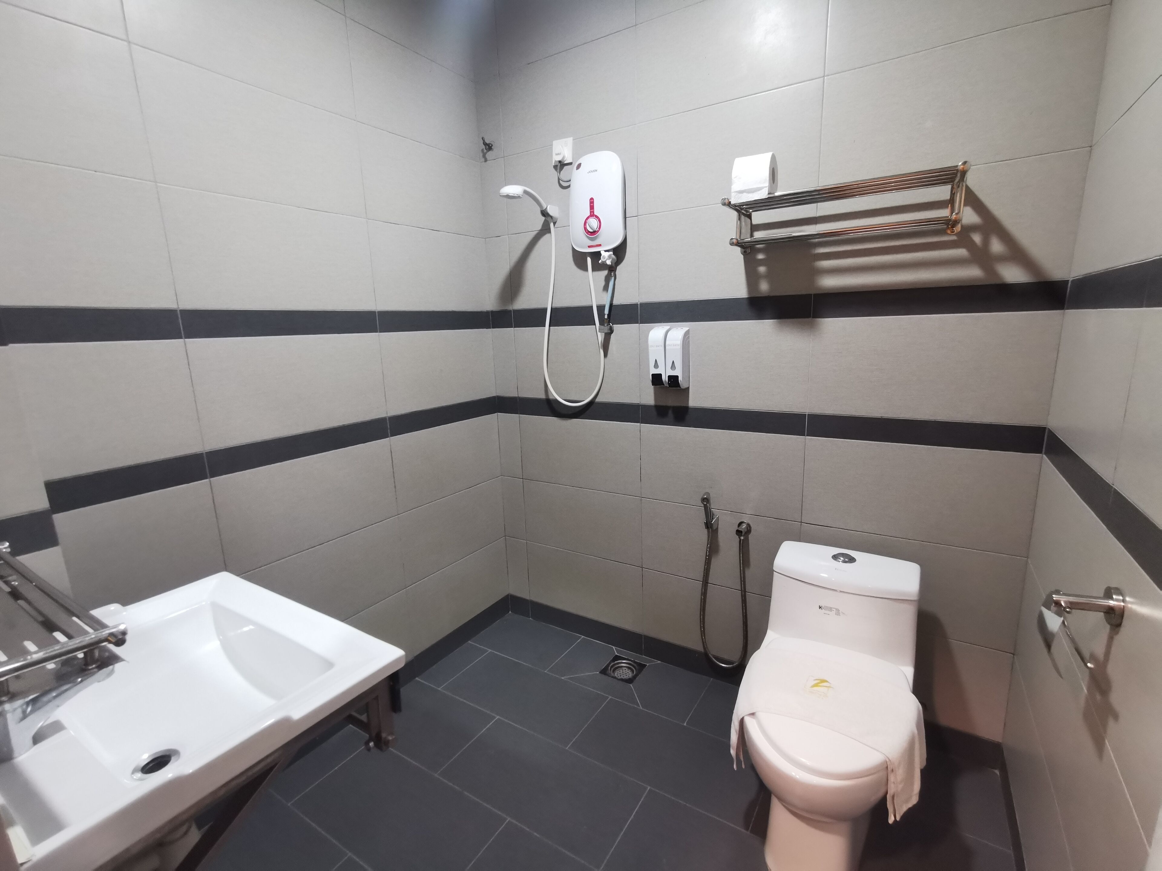 triple room | bathroom | shower, rainfall showerhead, free toiletries, hair dryer