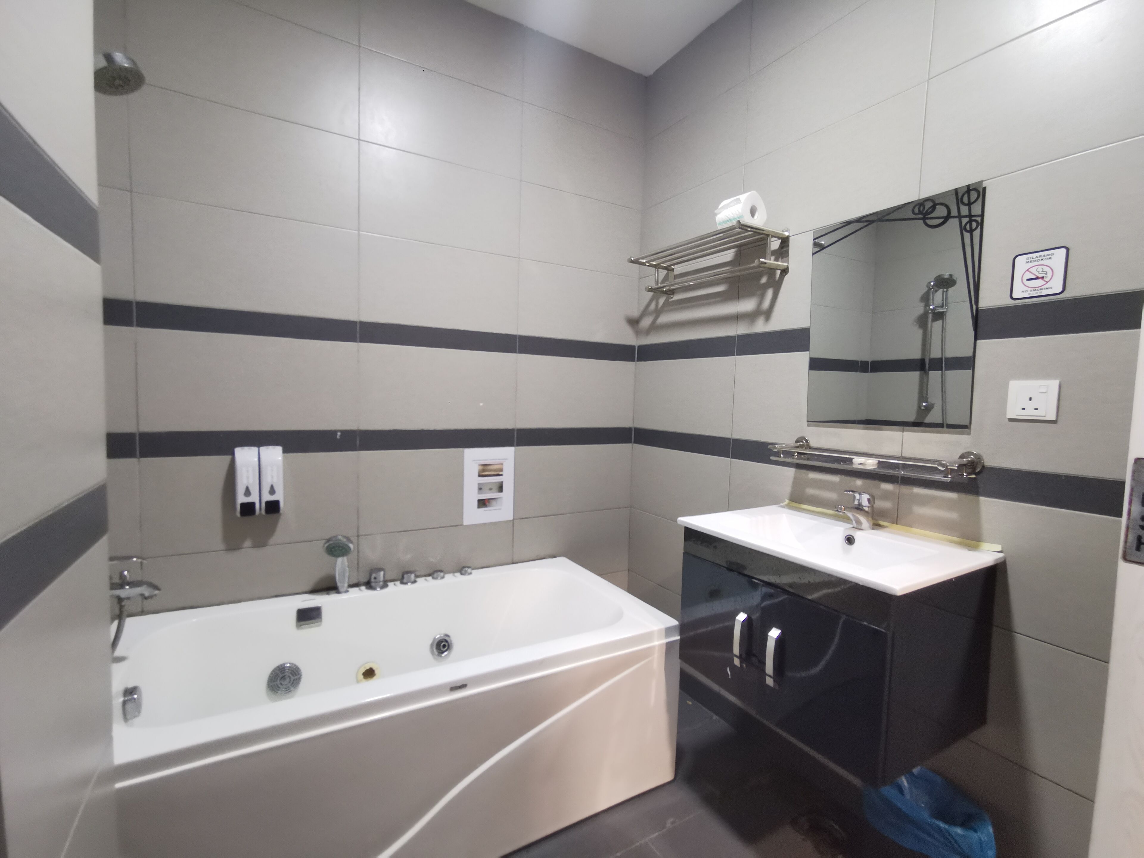 deluxe double room, 1 king bed | 1 bedroom, free wifi, bed sheets