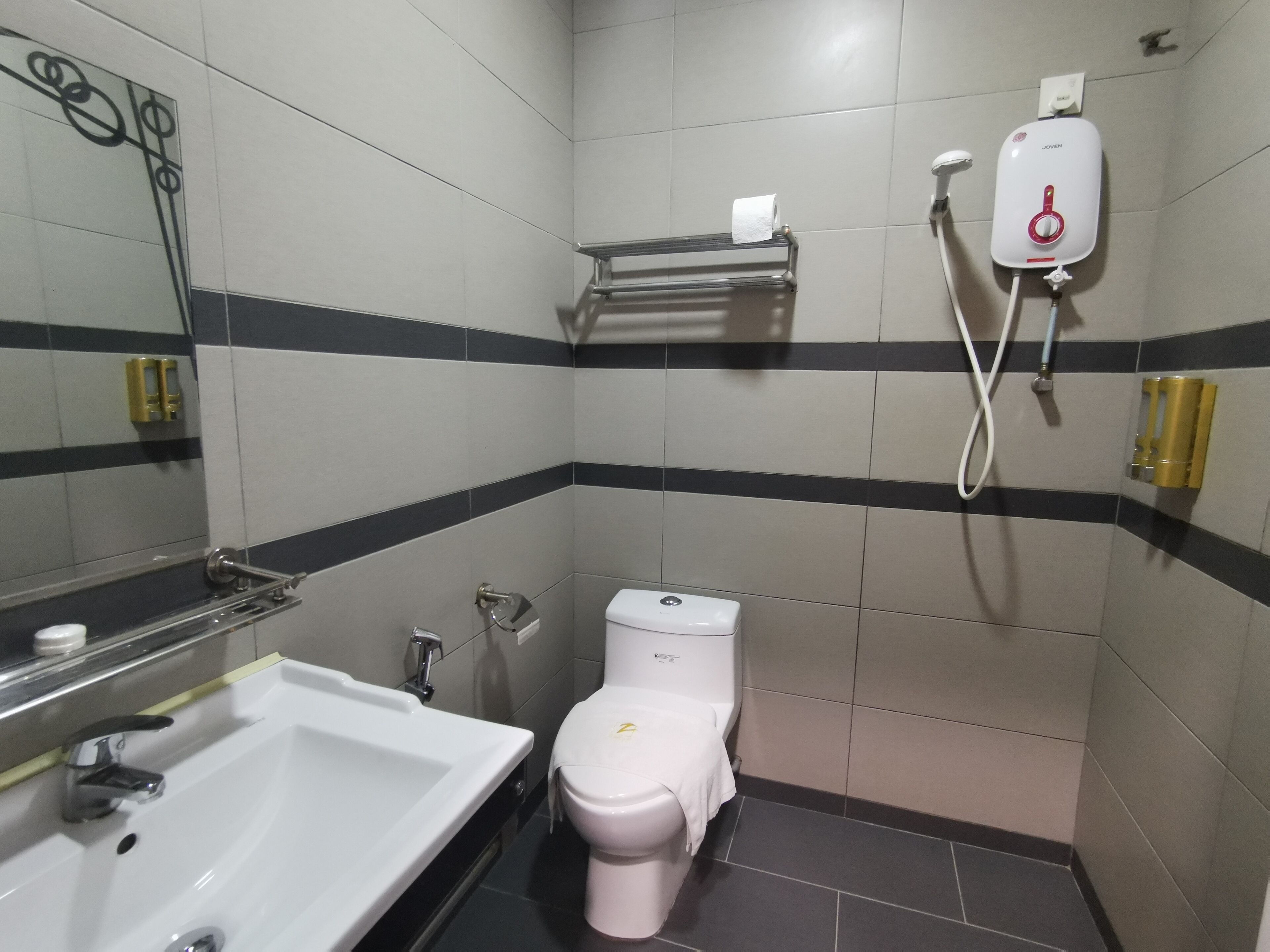 twin room | bathroom | shower, rainfall showerhead, free toiletries, hair dryer