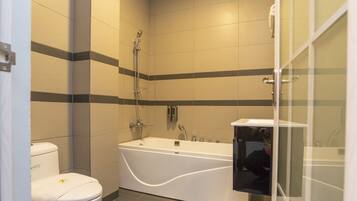 Deluxe tweepersoonskamer, 1 kingsize bed | Badkamer | Een douche, een regendouche, gratis toiletartikelen, een haardroger