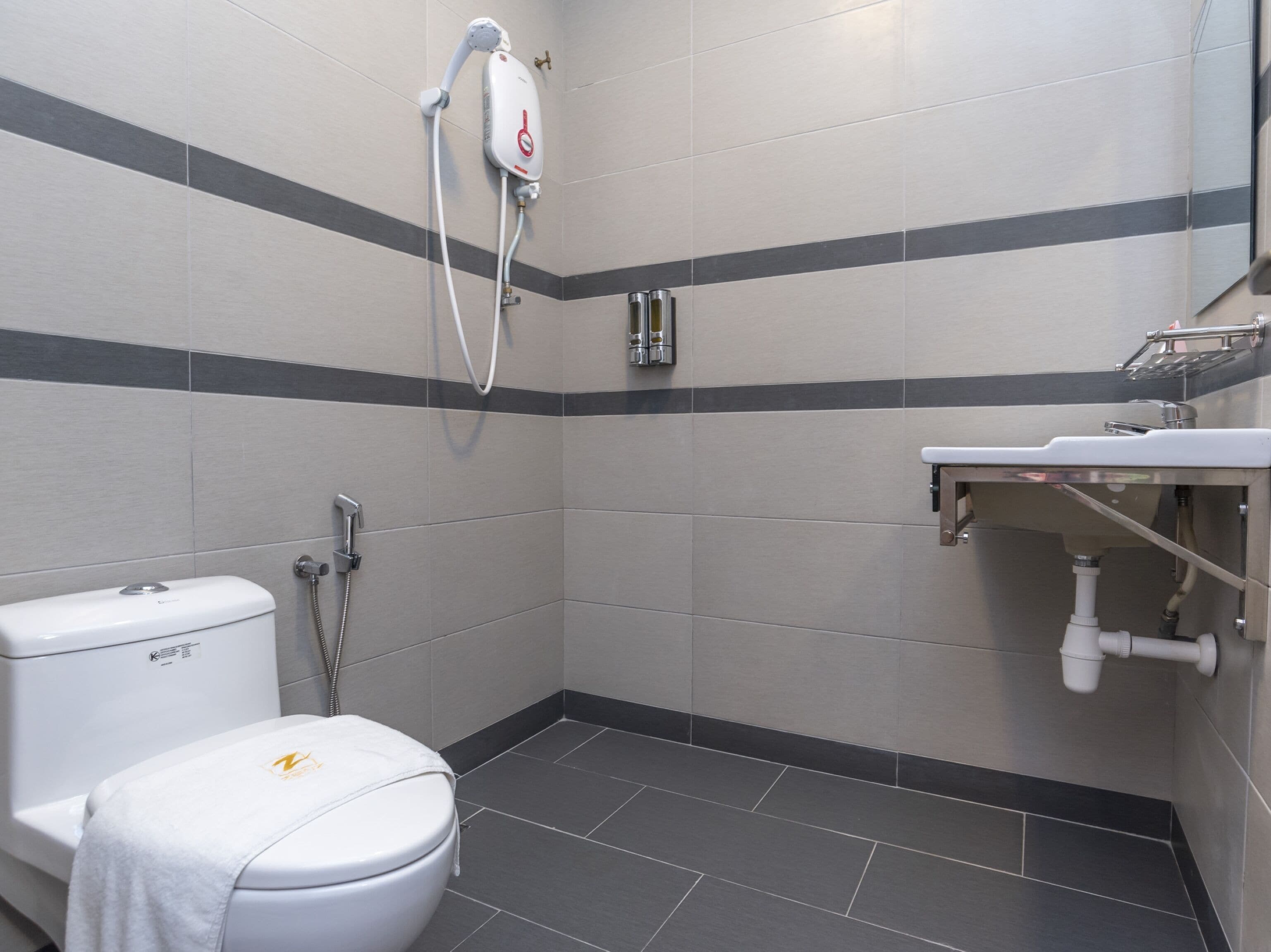 standard twin room | bathroom | shower, rainfall showerhead, free toiletries, hair dryer