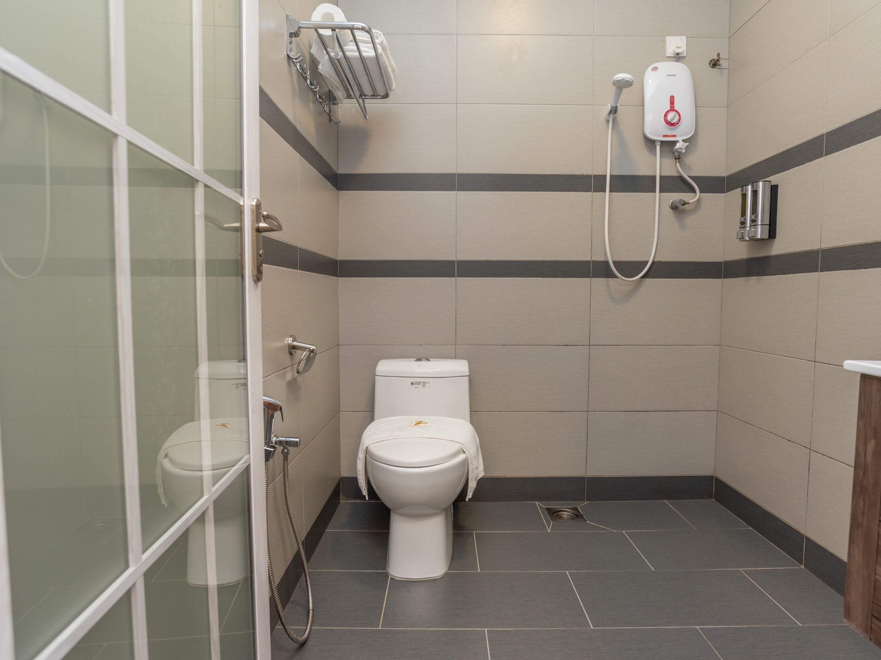 standard double room, 1 queen bed | bathroom | shower, rainfall showerhead, free toiletries, hair dryer