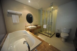 Dusche, kostenlose Toilettenartikel, Haartrockner, Hausschuhe