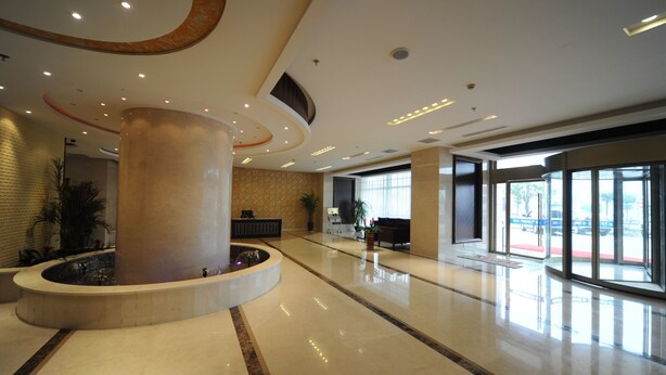 A spacious lobby with a central water feature, large windows, and a reception desk. - Hangzhou Tian Lin Shang Gao Hotel (Hangzhou)