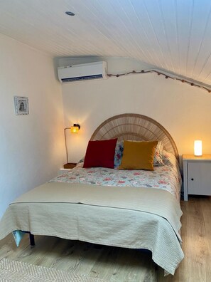5 quartos, ferros/tábuas de passar roupa, berço de viagem