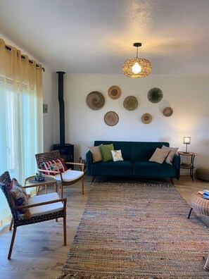 Smart TV, fireplace, DVD player, books - Casa da Monservia - Countryside, sea and mountains ... so close to you. (Casal de Monservia)